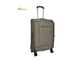 Le fileur roule le sac de bagage de valise d'avion place le grand compartiment de emballage